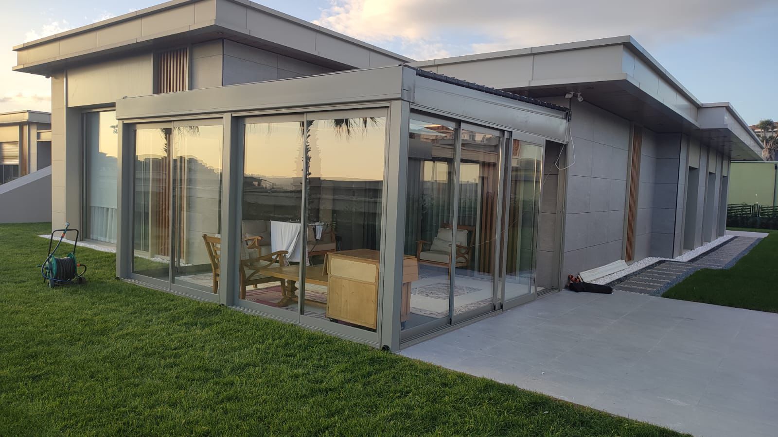 Raylı sürgülü cam balkon sistemi detay görüntüsü İstanbul